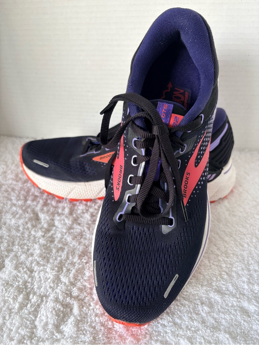 Brooks Adrenaline GTS 22
Womens Blue/Purple Running
Shoes Sneakers Size 9